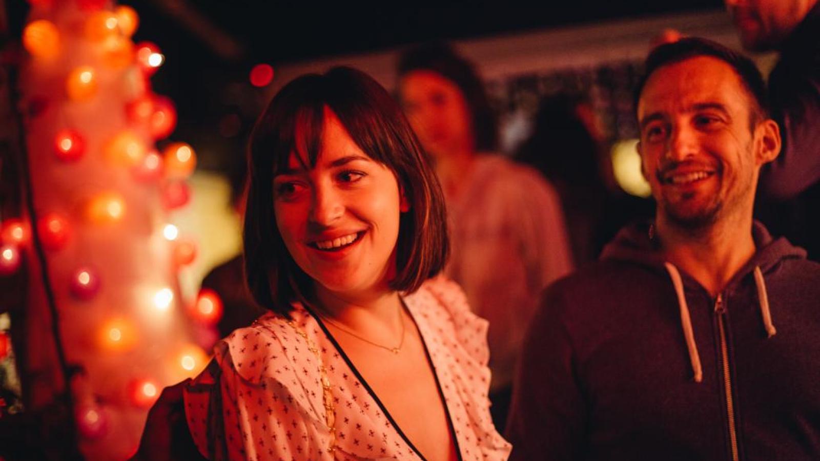 Alejandro Amenábar y Estrella Damm triunfan en las redes con el corto de Dakota Johnson