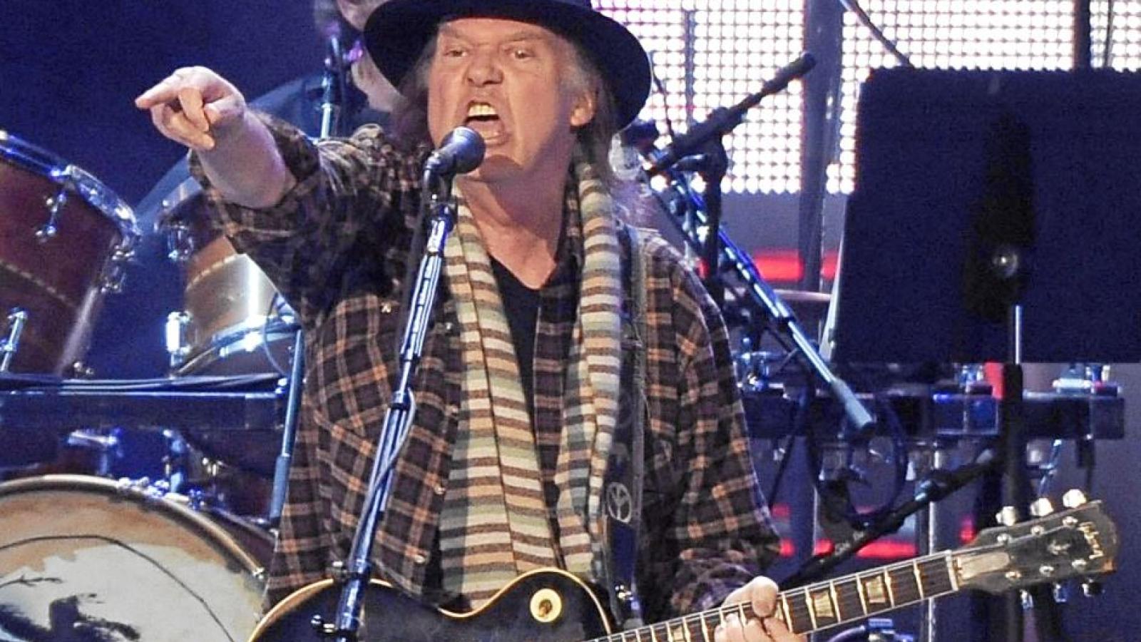 Neil Young pierde el control: sus canciones ya se usan para anuncios aunque lo deteste