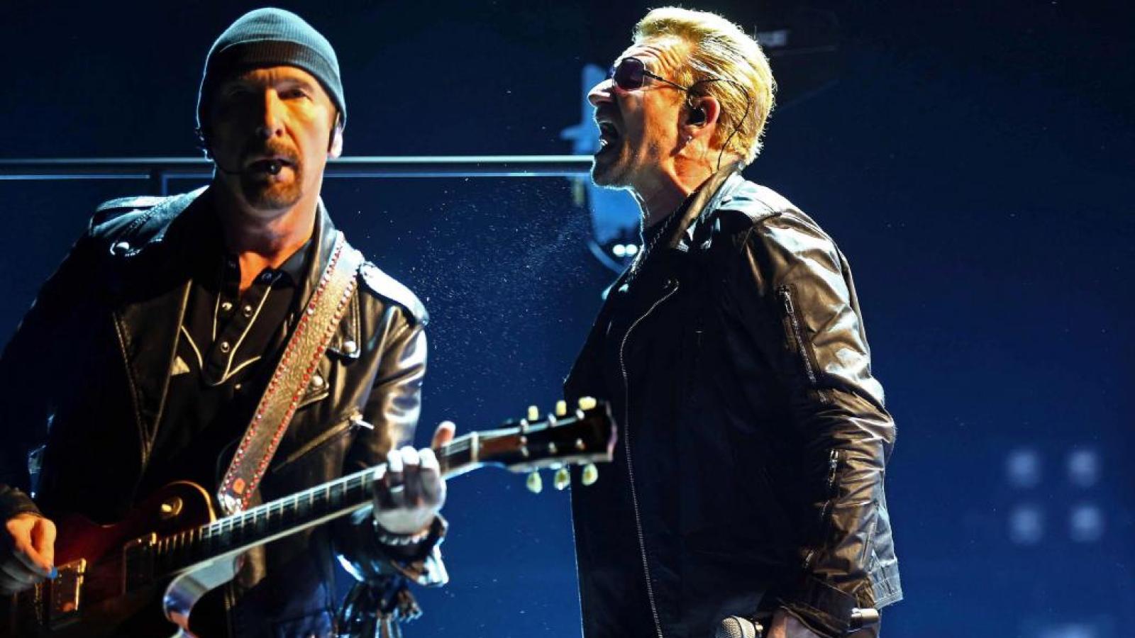 U2 despliega todo su poder ante un público entregado en el Palau Sant Jordi