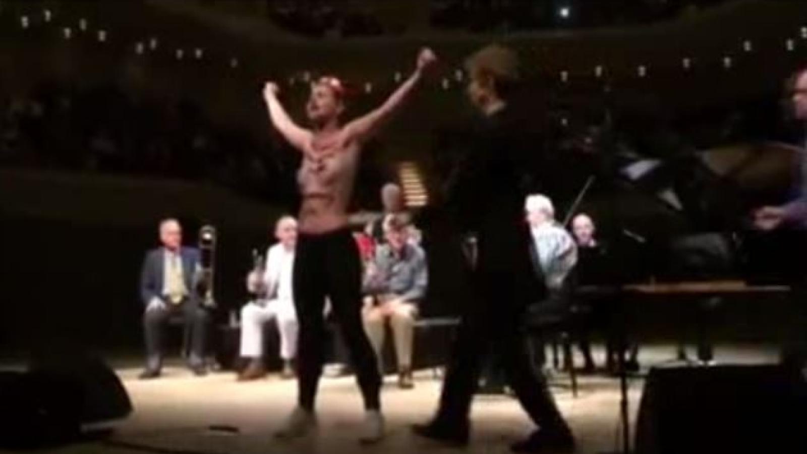 Dos activistas de Femen interrumpen un concierto de Woody Allen