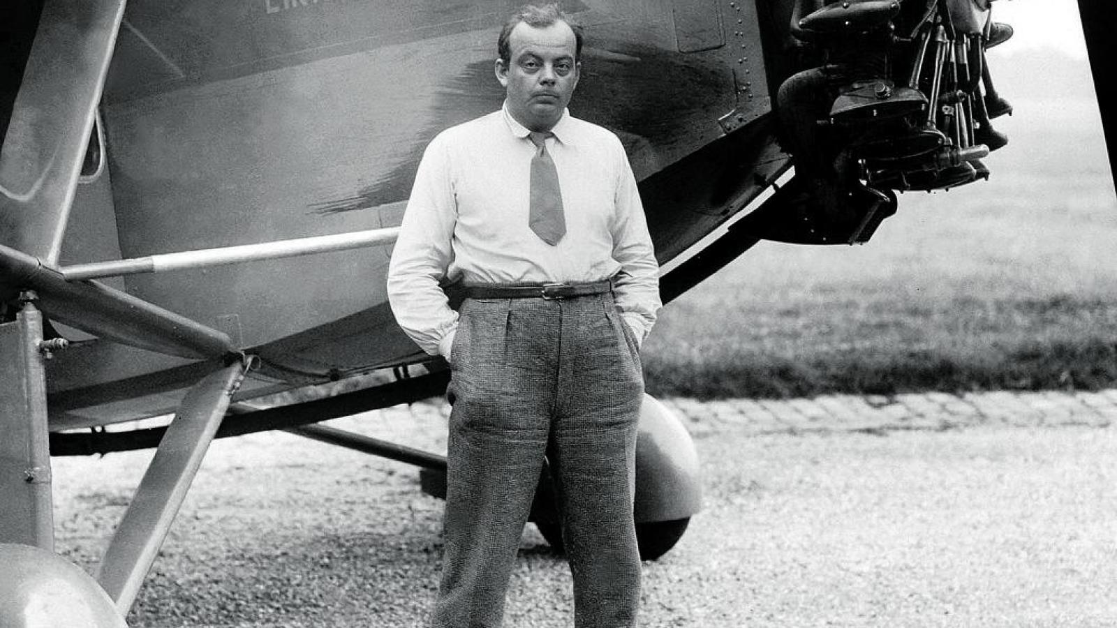 Saint-Exupéry, junto a su avión.