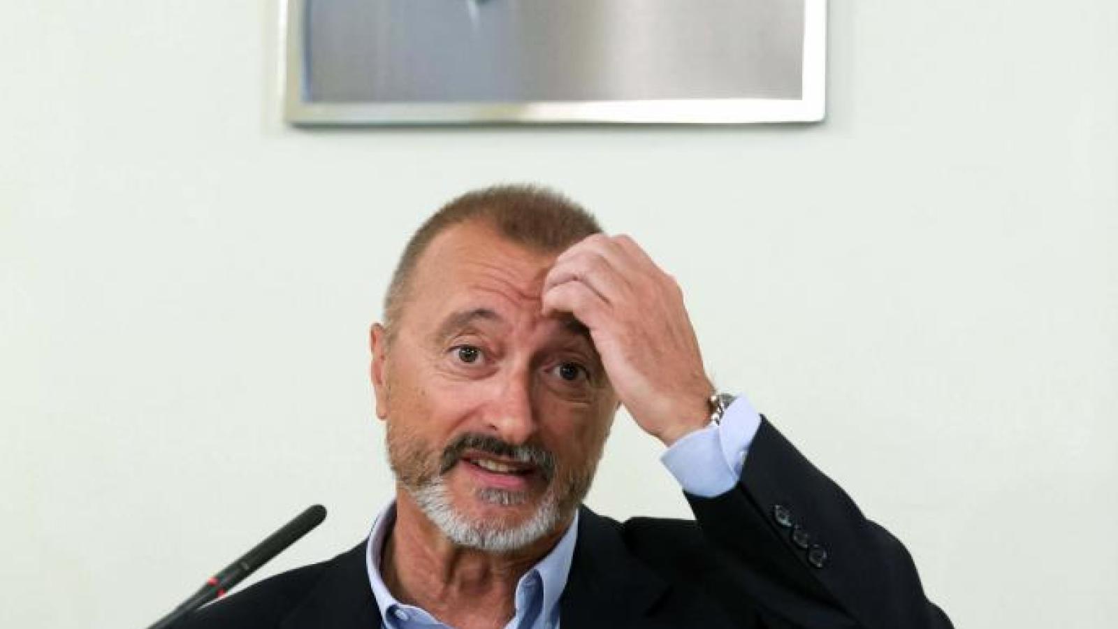 Pérez-Reverte: «No estudiamos a los hombres buenos»