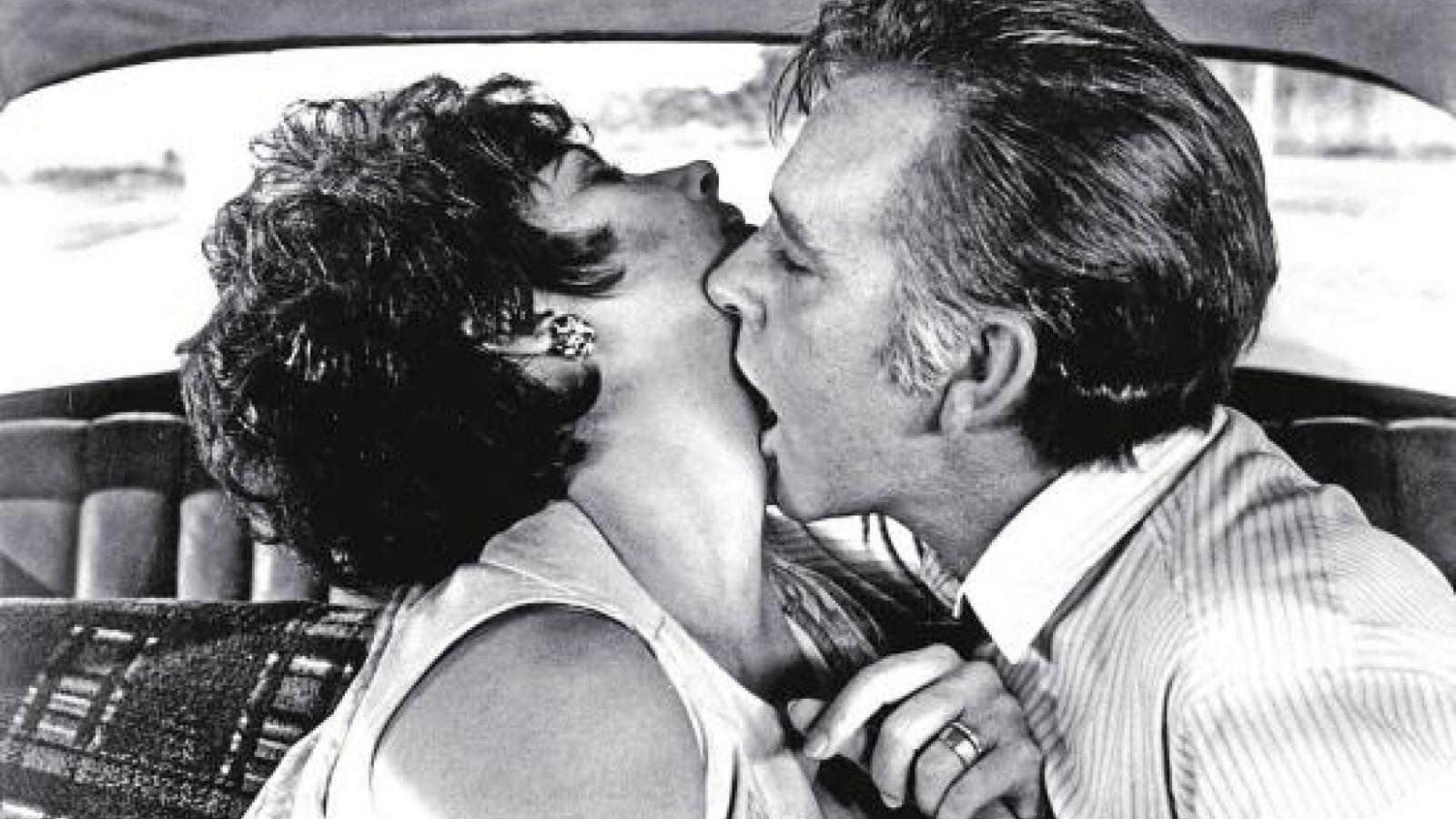 El polémico beso que excomulgó a Elizabeth Taylor y Richard Burton