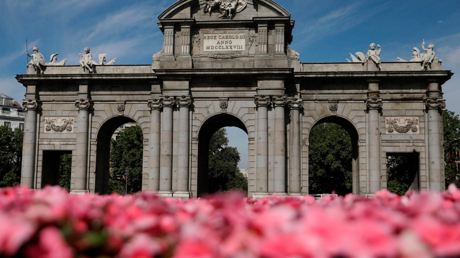 La historia tras la Puerta de Alcalá: de los caprichos de Carlos III a los impactos de bala