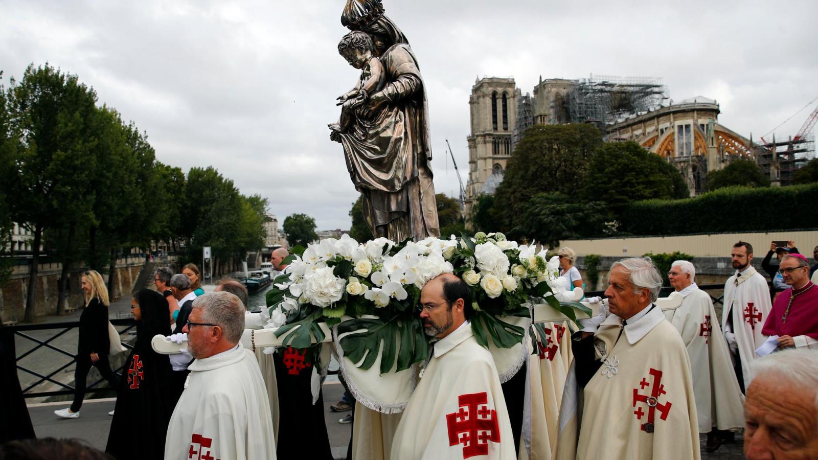 Francia alerta del elevado riesgo de hundimiento de Notre Dame