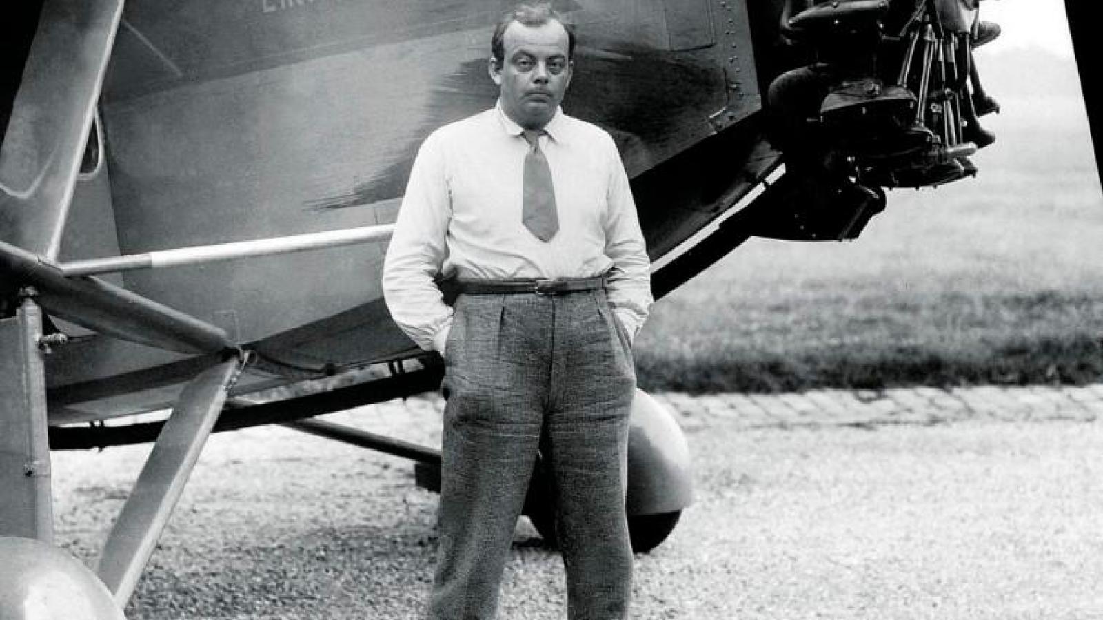 Antoine de Saint-Exupéry posa delante de un avión