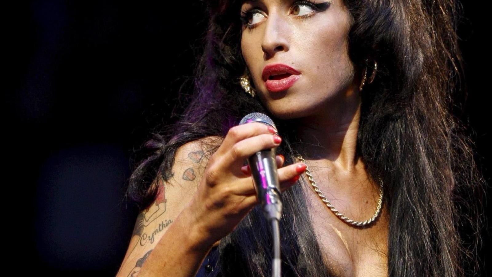 "Back to black": lanzan el primer tráiler del biopic de Amy Winehouse