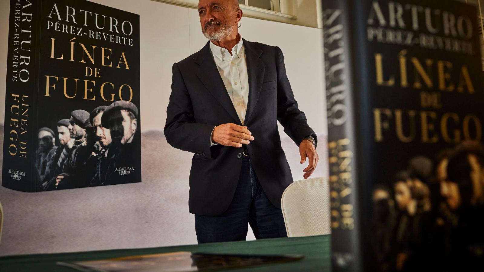 Arturo Pérez-Reverte: “Sólo una visión humana de la Guerra Civil nos salvará de los discursos partidistas y miserables"