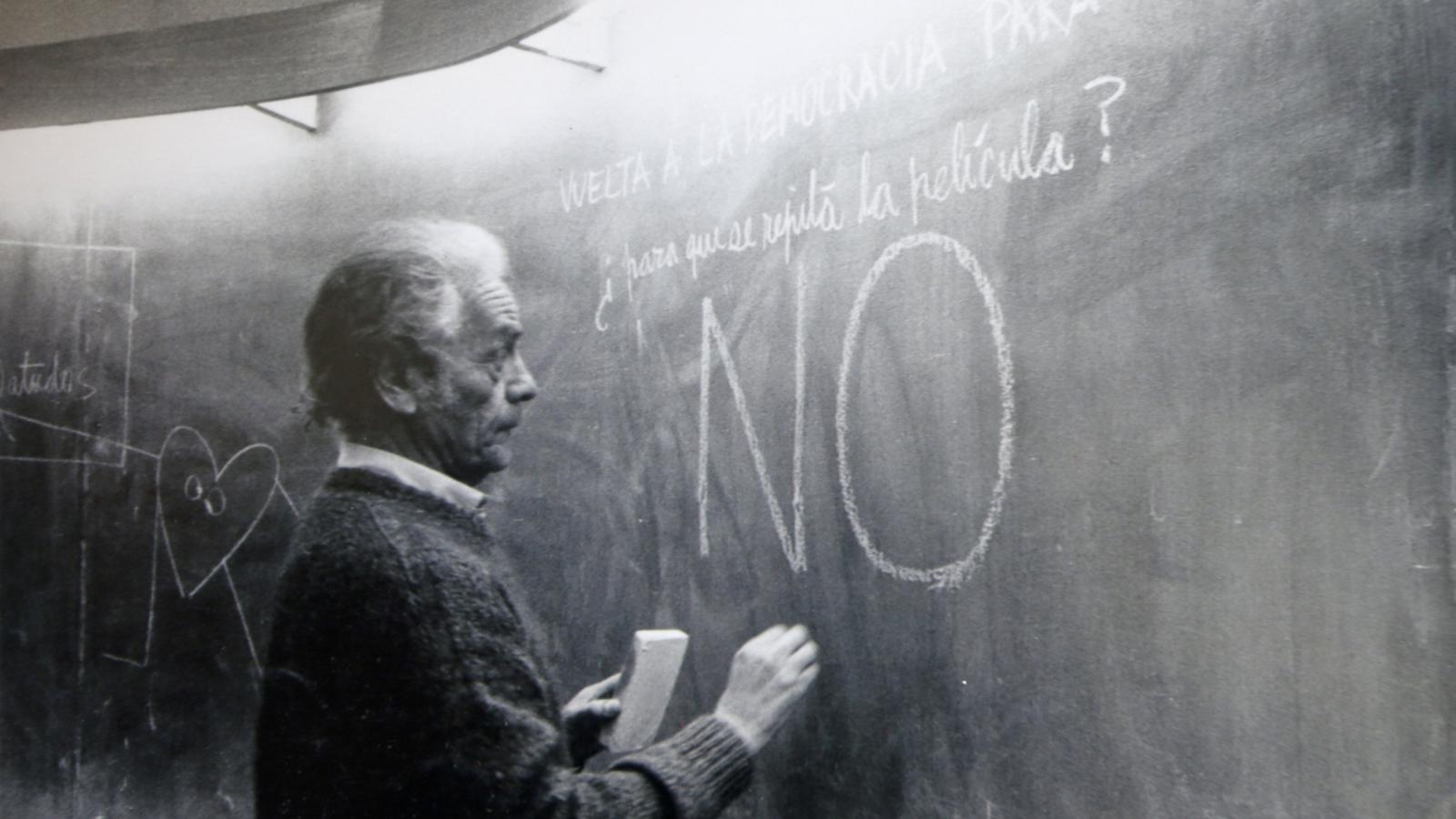 Los 110 años de Nicanor Parra, el antipoeta que se enfrentó a Neruda e inspiró a Bolaño