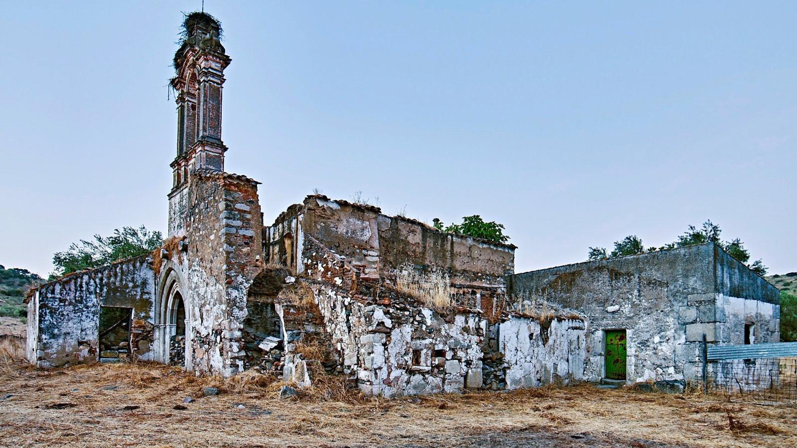 Arrasan con una excavadora una iglesia visigoda en Badajoz