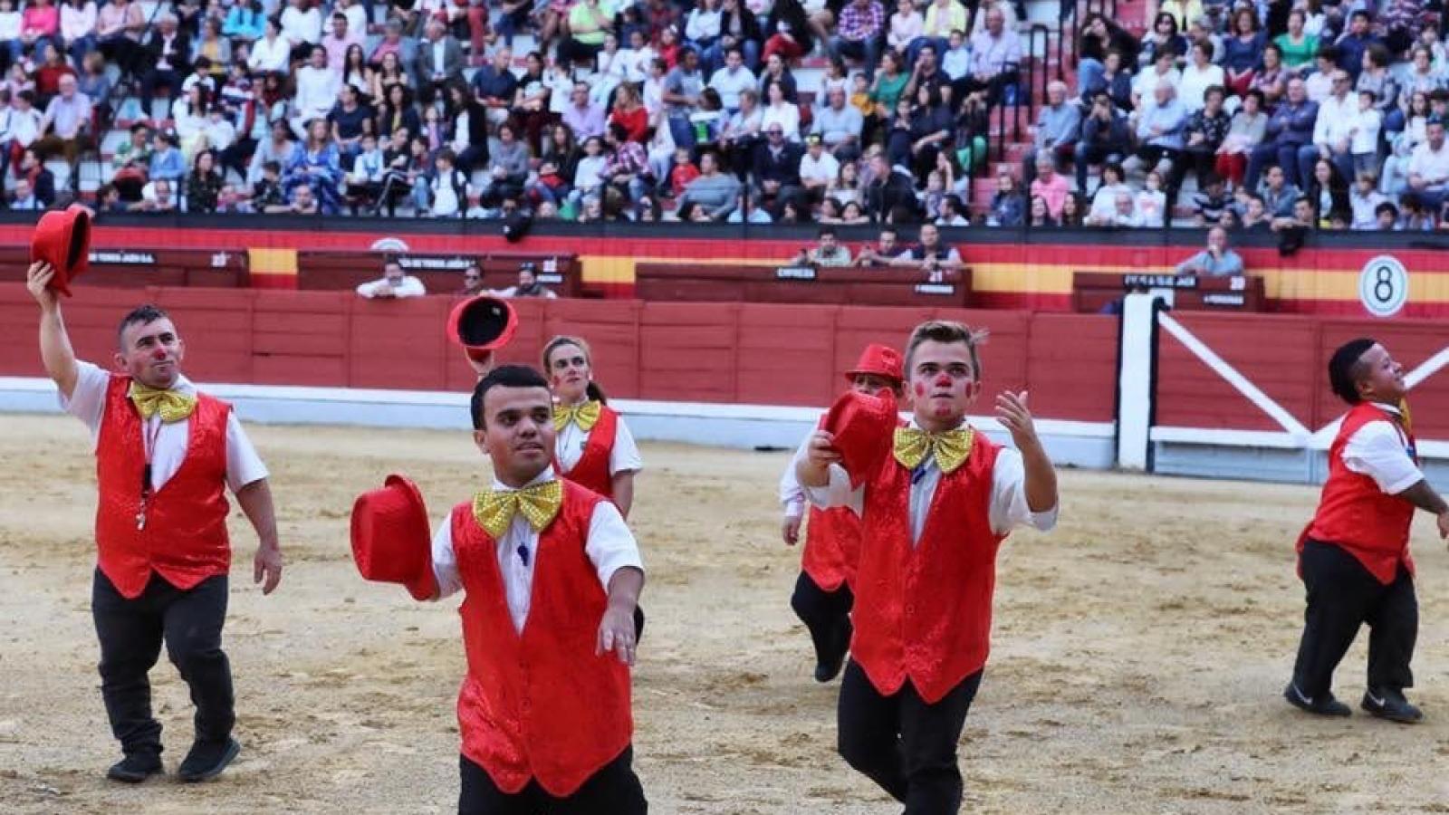 El toreo cómico conocido como "Bombero torero" ha sido suspendido porque es deningrante para las personas con enanismo