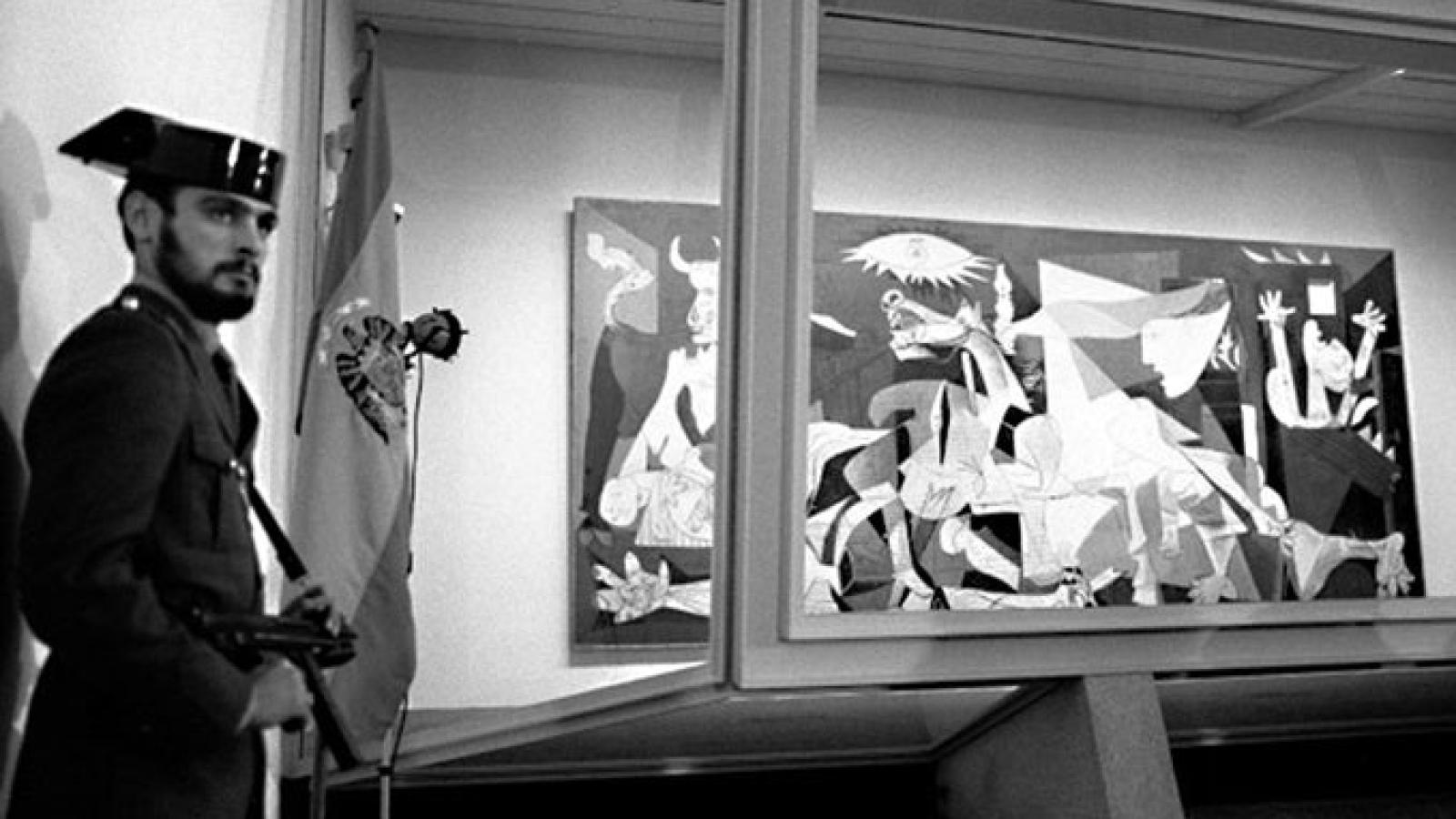 Así fue el regreso del Guernica a España hace 41 años