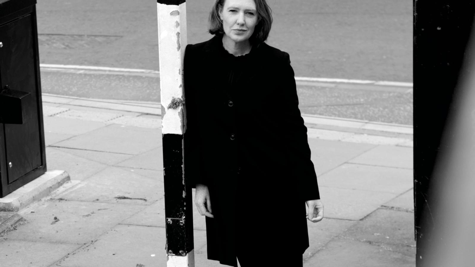 Paula Hawkins: “La ficción sigue obsesionada con ver el miedo en los ojos de la mujer”