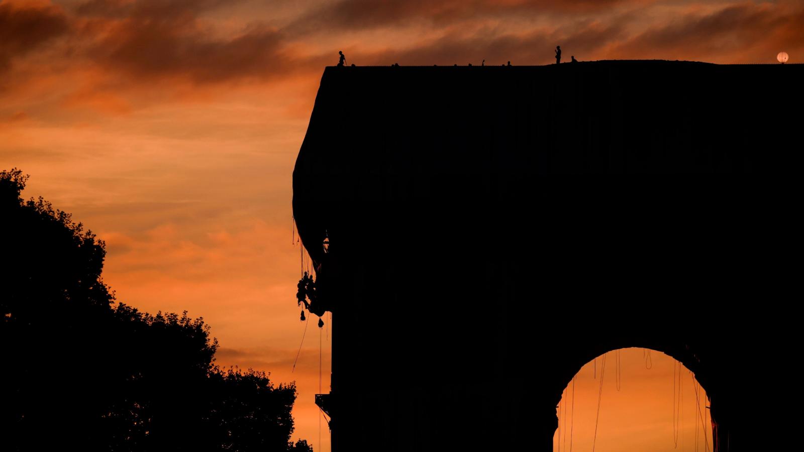 El “empaquetado” del Arco del Triunfo, obra póstuma de Christo, en imágenes