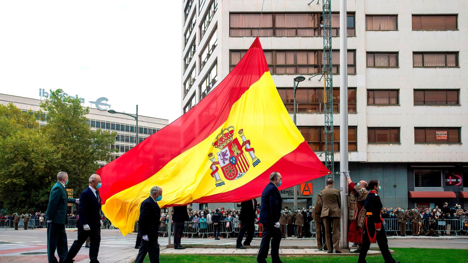 Izado de la bandera nacional durante las celebraciones por el Día Nacional del Veterano.