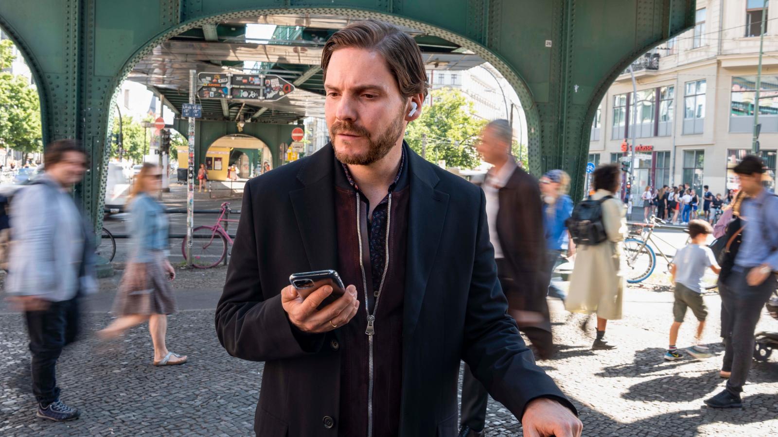 Daniel Brühl: “Aún hay unas diferencias políticas, económicas y sociales enormes entre las dos Alemanias”