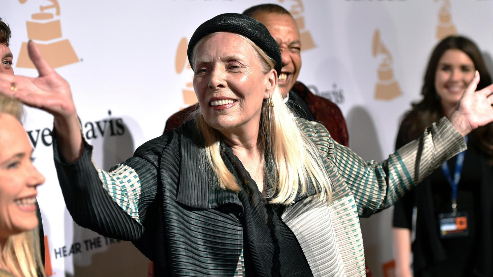 Joni Mitchell apoya a Neil Young y retirará sus canciones de Spotify como protesta