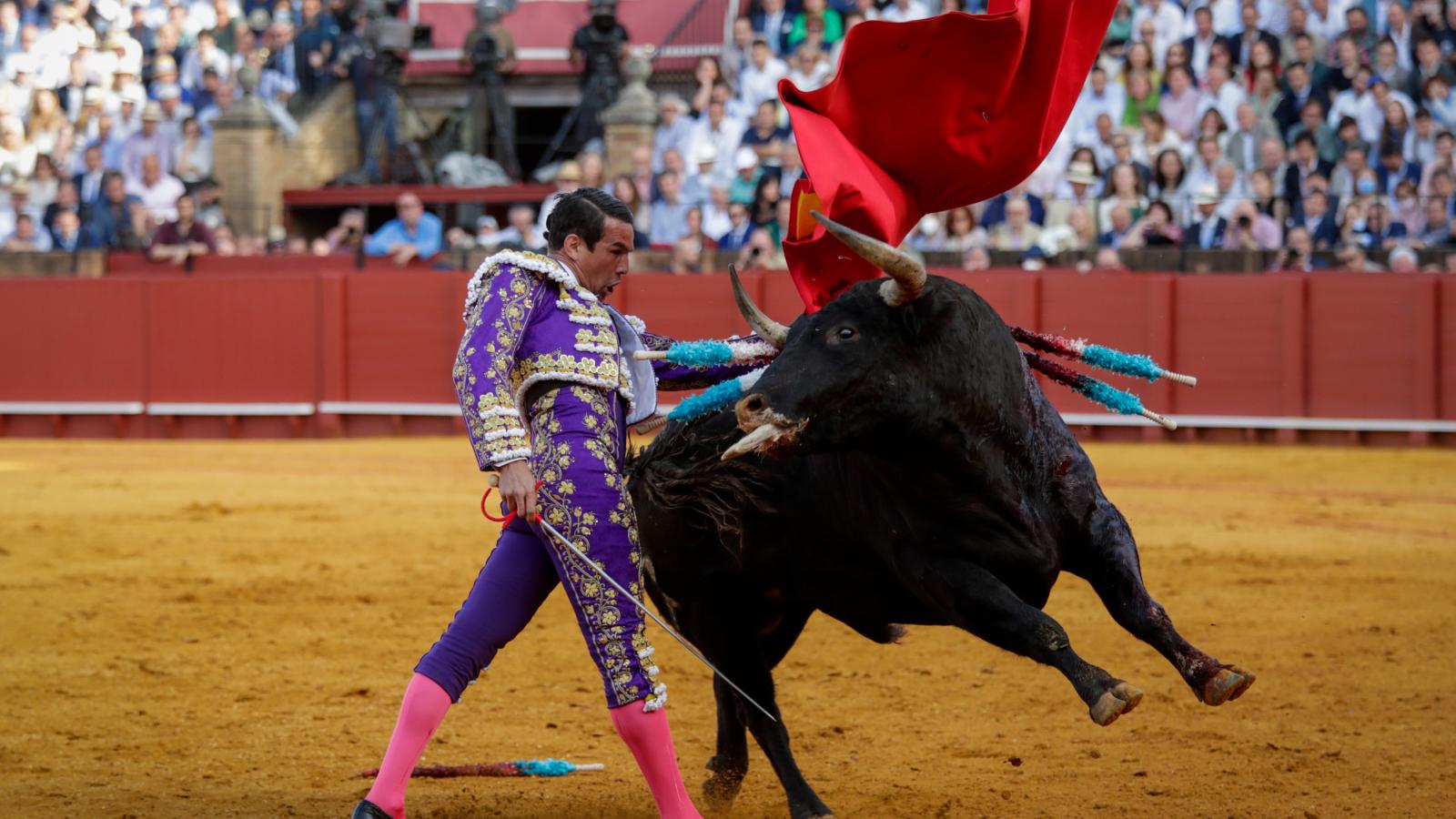 Un huracanado Manzanares da la espalda a la Puerta del Príncipe