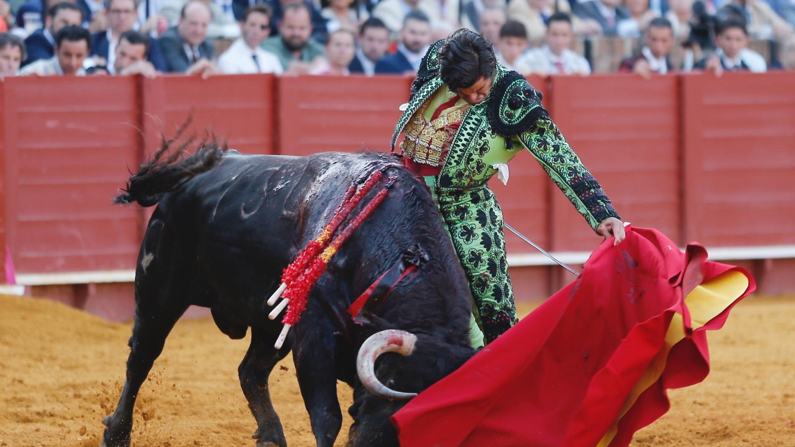 Morante pone el toreo y a Sevilla en su sitio: descomunal faena