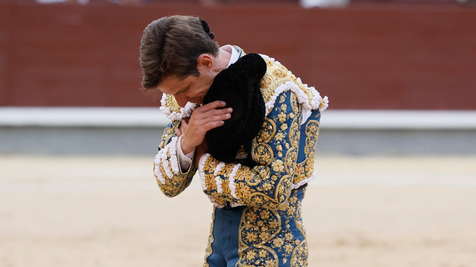 MADRID, 19/05/2022.- El diestro Julián López "El Juli" tras su primer toro durante la corrida de la Feria de San Isidro celebrada este viernes en la Plaza de Toros de Las Ventas. EFE/Juanjo Martín