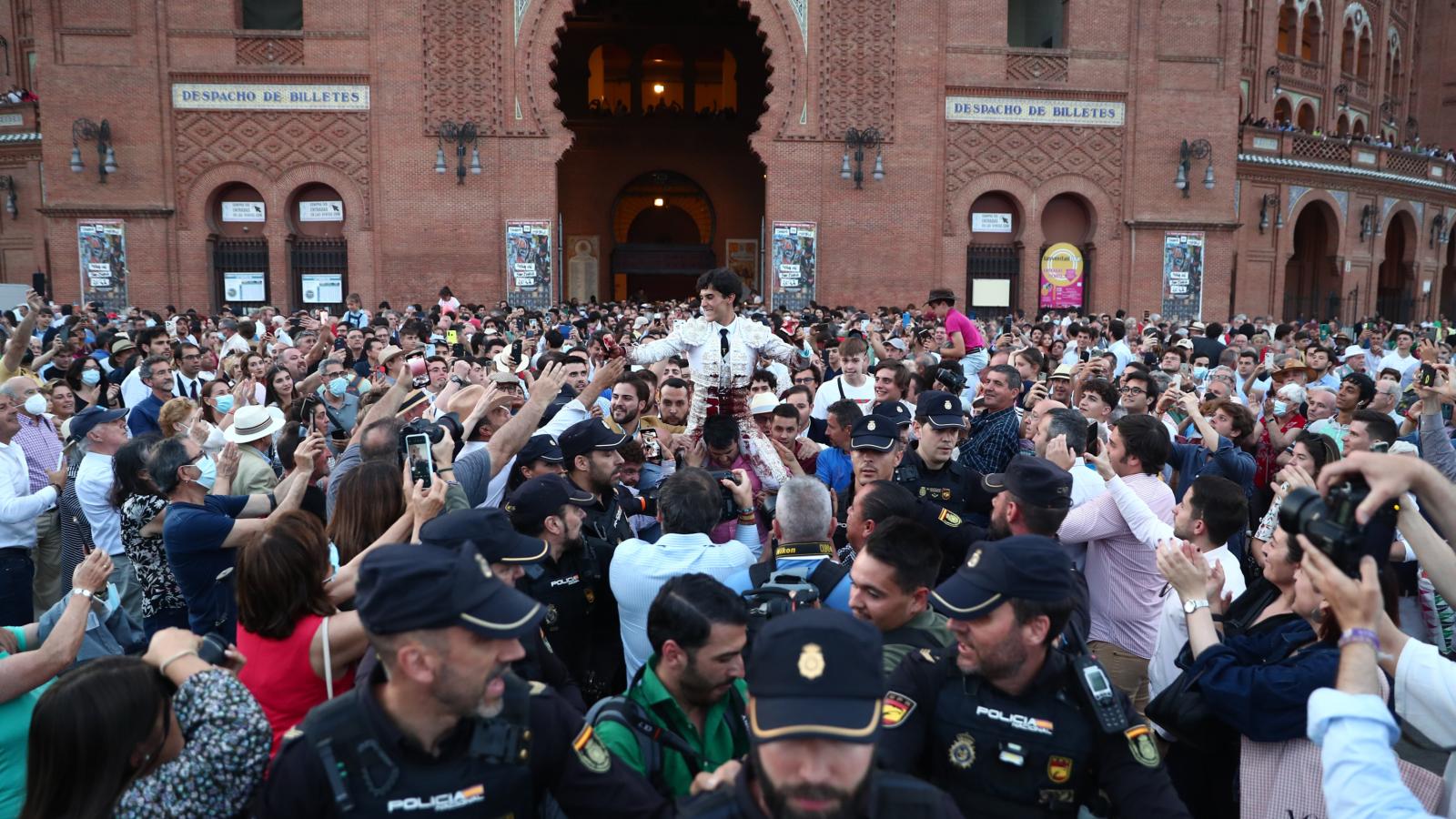 MADRID, 23/05/2022.- El novillero Álvaro Alarcón sale por la puerta grande de la plaza de toros de Las Ventas, tras cortar dos orejas al segundo de su lote en la corrida de novillos de la Feria de San Isidro 2022 celebrada este lunes en Madrid. EFE/Miguel Osés