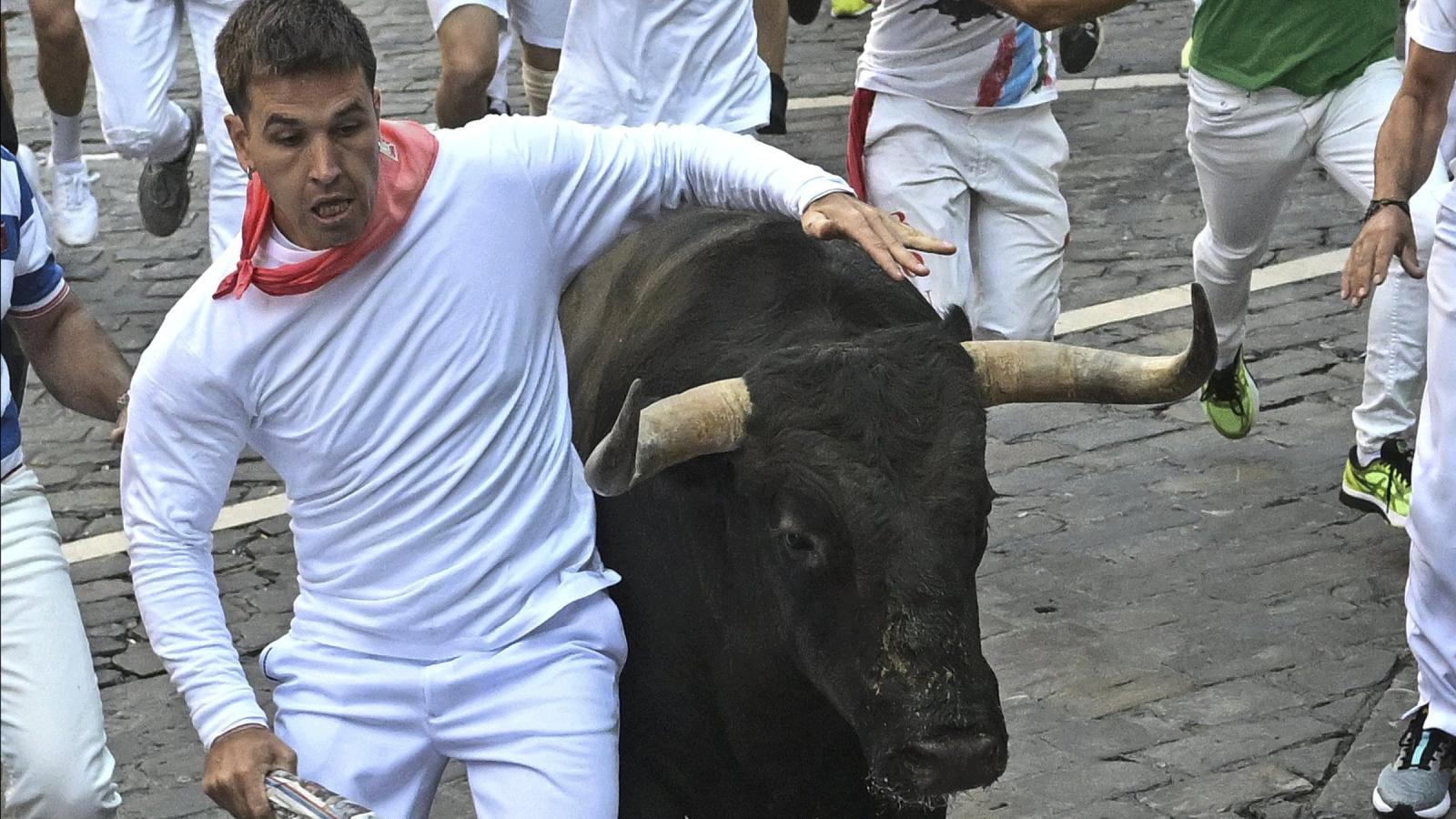 Emoción, rapidez y corazones a mil en el sexto encierro con los toros de Jandilla con un herido por asta