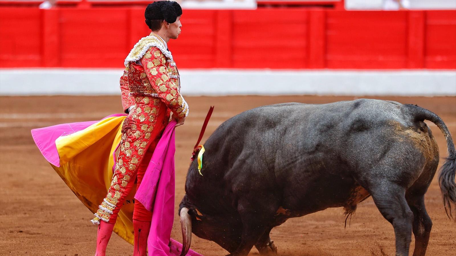 Cinco trofeos, espada imbatible, oficio y alegría en la encerrona de Ginés Marín