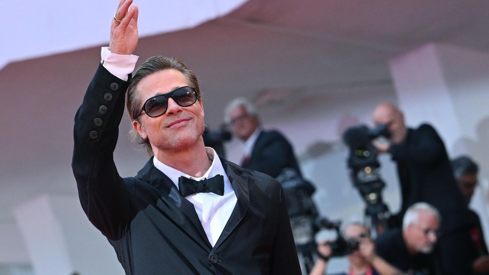 Brad Pitt cambia las cámaras por el cincel y debuta como escultor