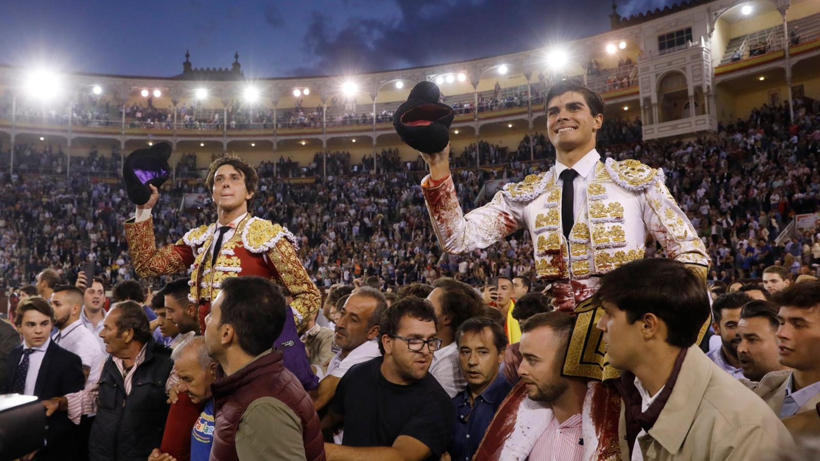 Francisco de Manuel funde los plomos a la tarde, por la Puerta Grande con Roca Rey