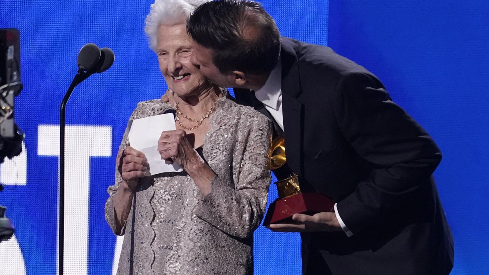 No hay edad en los Grammy: Ángela Álvarez triunfa como artista revelación ¡con 95 años!