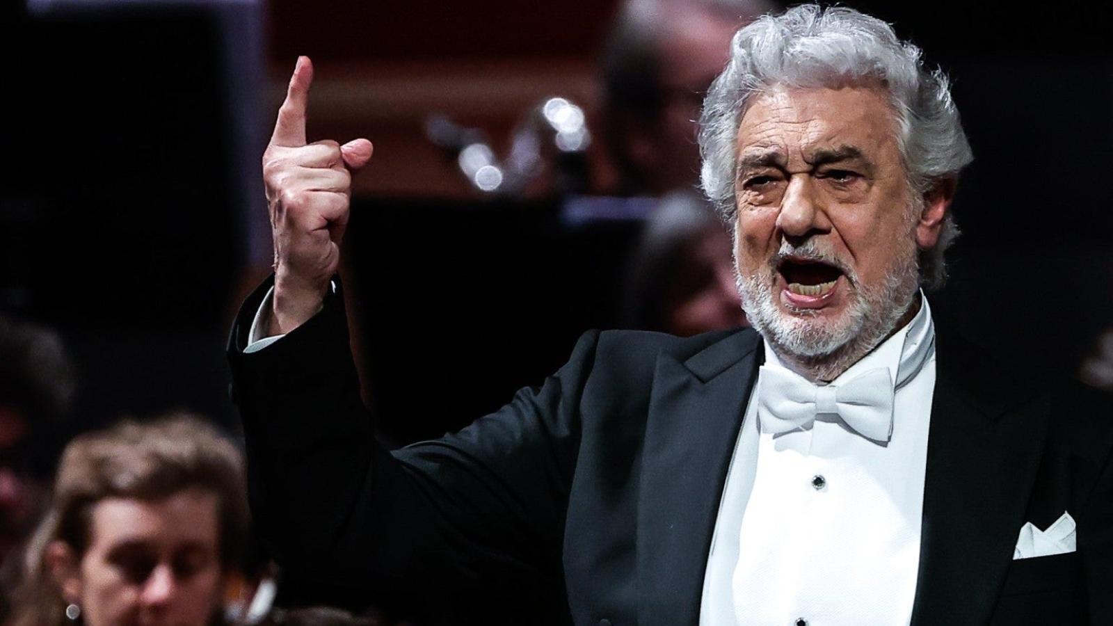 El cantante Placido Domingo canta durante un concierto hoy en el Teatro Colón de la ciudad de Buenos Aires (Argentina)