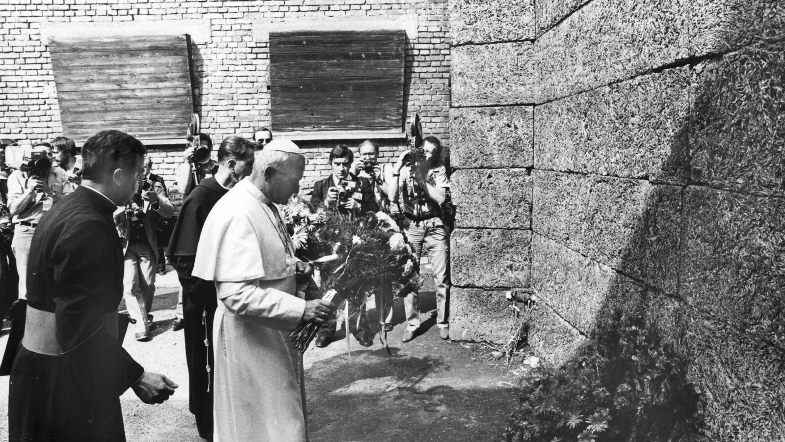 Juan Pablo II deja flores en Auschwitz