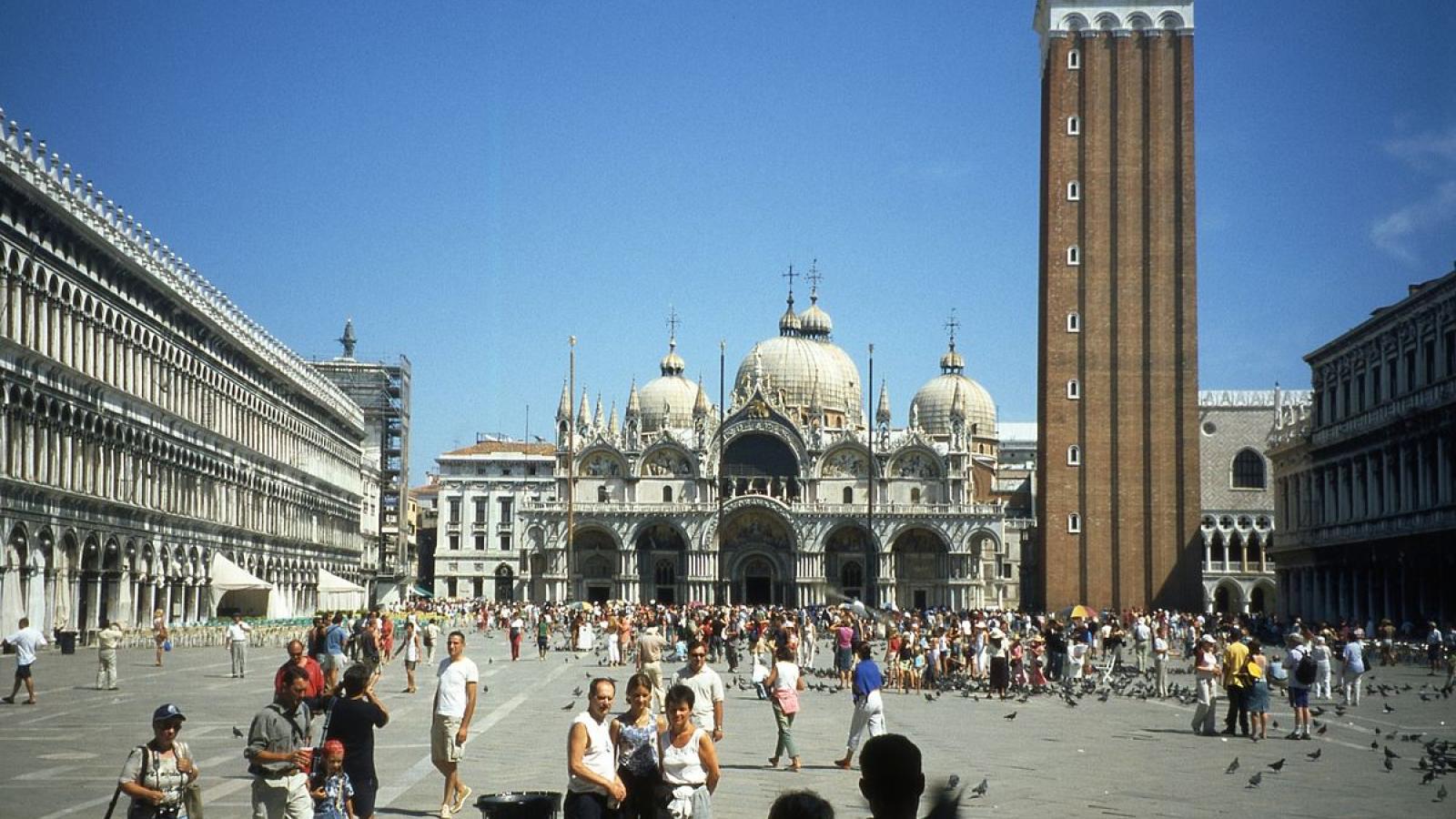 Descubren los restos de una iglesia medieval bajo la plaza de San Marcos en Venecia