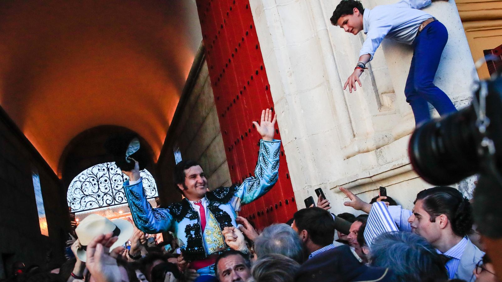 Morante corta las calles de Sevilla en una Puerta del Príncipe histórica