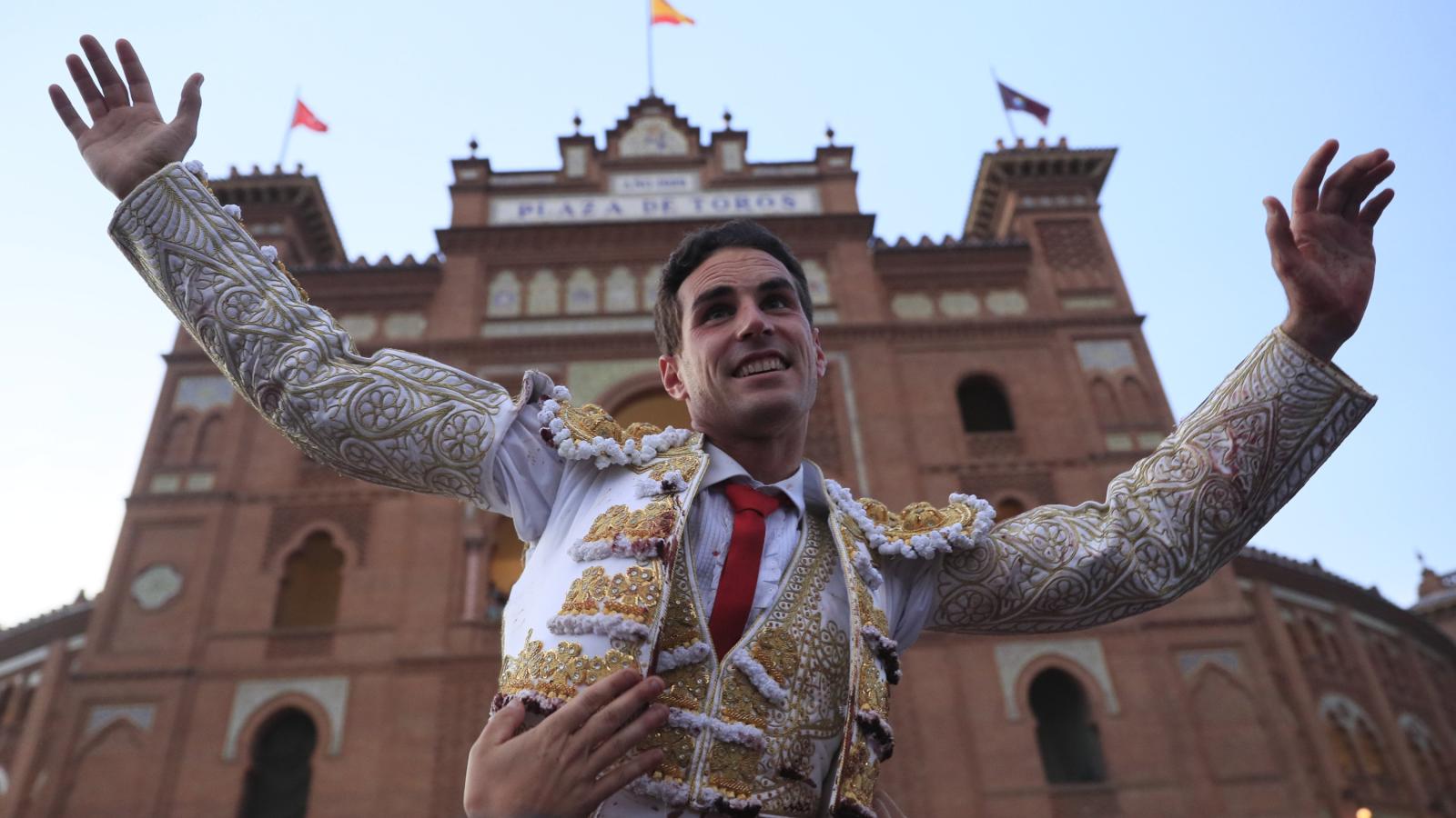 La tarde de la feria: corridón, Puerta Grande de Adrián y Lorenzo herido