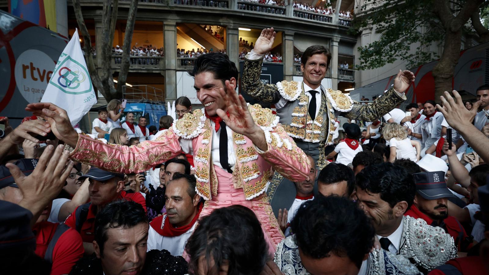 El Juli se da la fiesta y Cayetano se va al Sol con bravos Jandillas