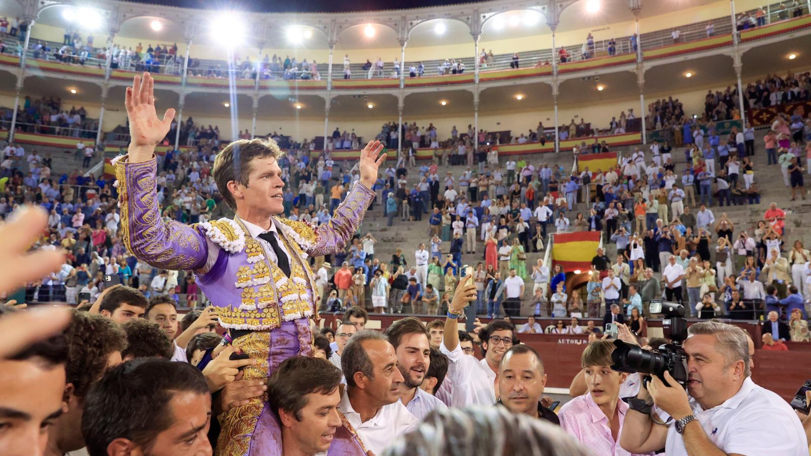 Histórica Puerta Grande de Borja Jiménez con la de Victorino y Román herido grave