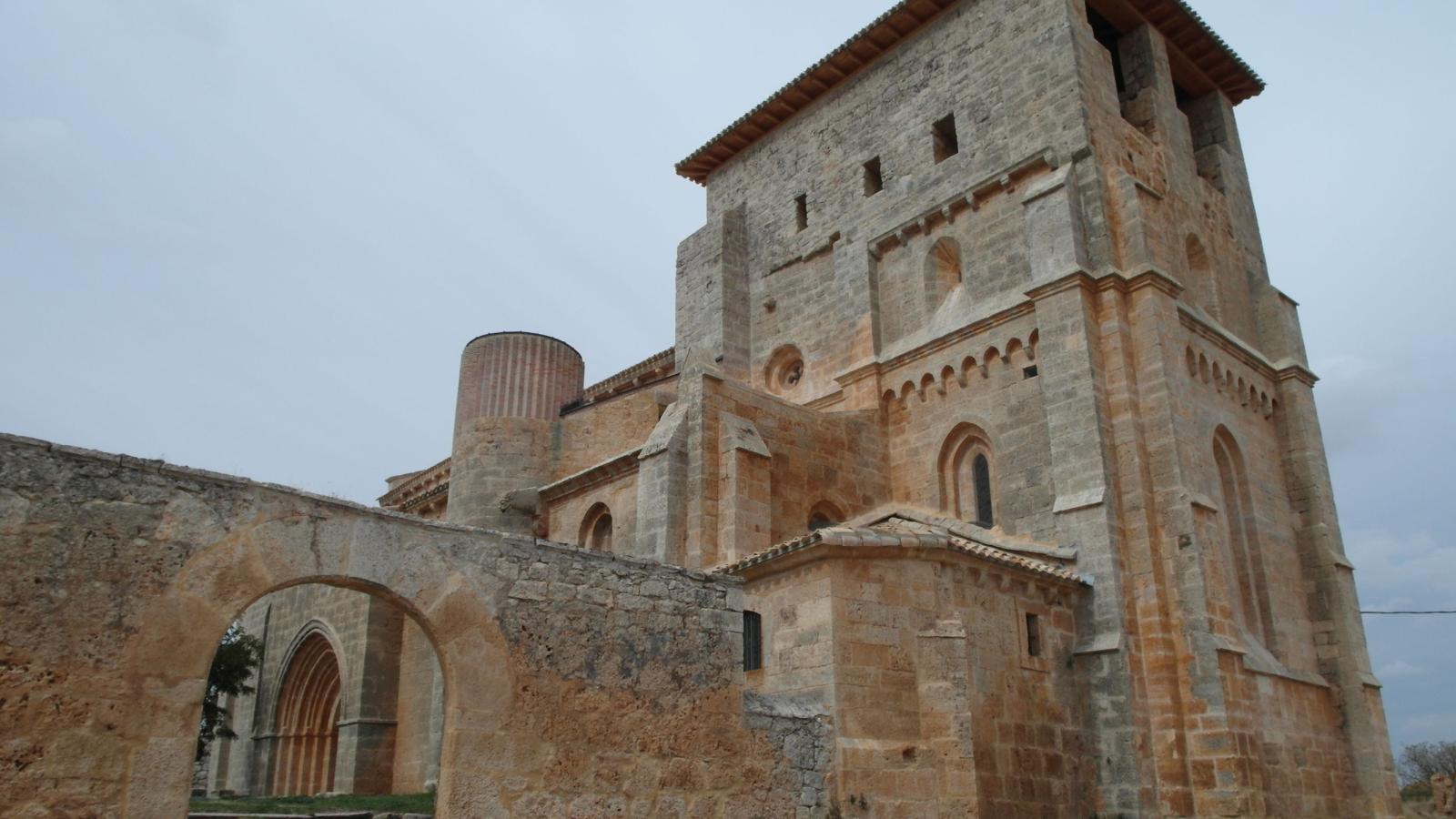 Un pueblo de Burgos con un habitante censado trata de salvar su retablo barroco, guardado en bolsas de plástico