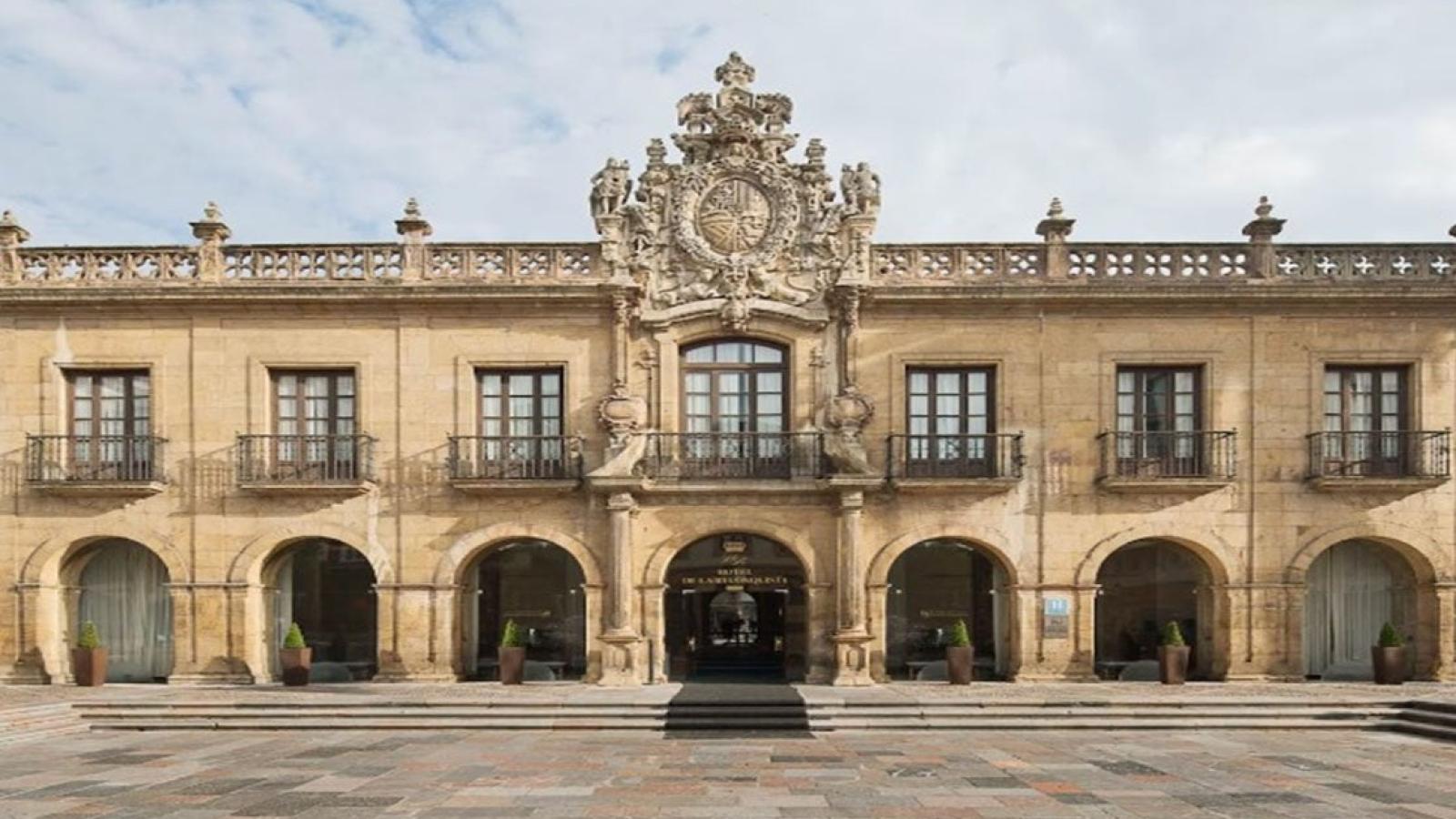 Fachada principal del Hotel de Reconquista de Oviedo