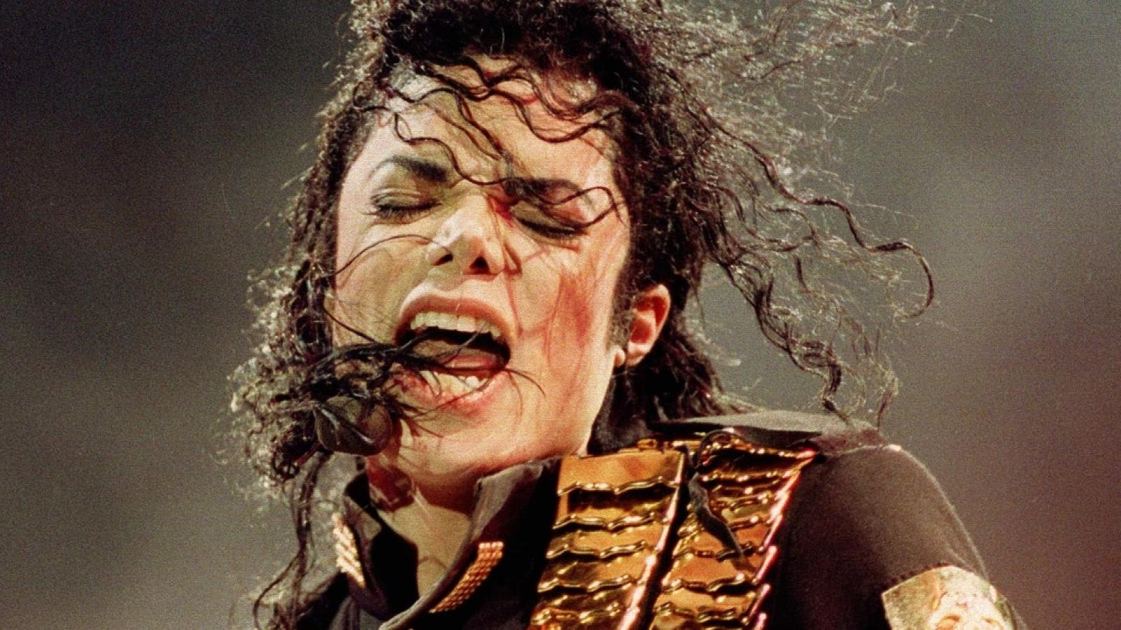 ¿Por qué se enterró a Michael Jackson dos meses después de su muerte?