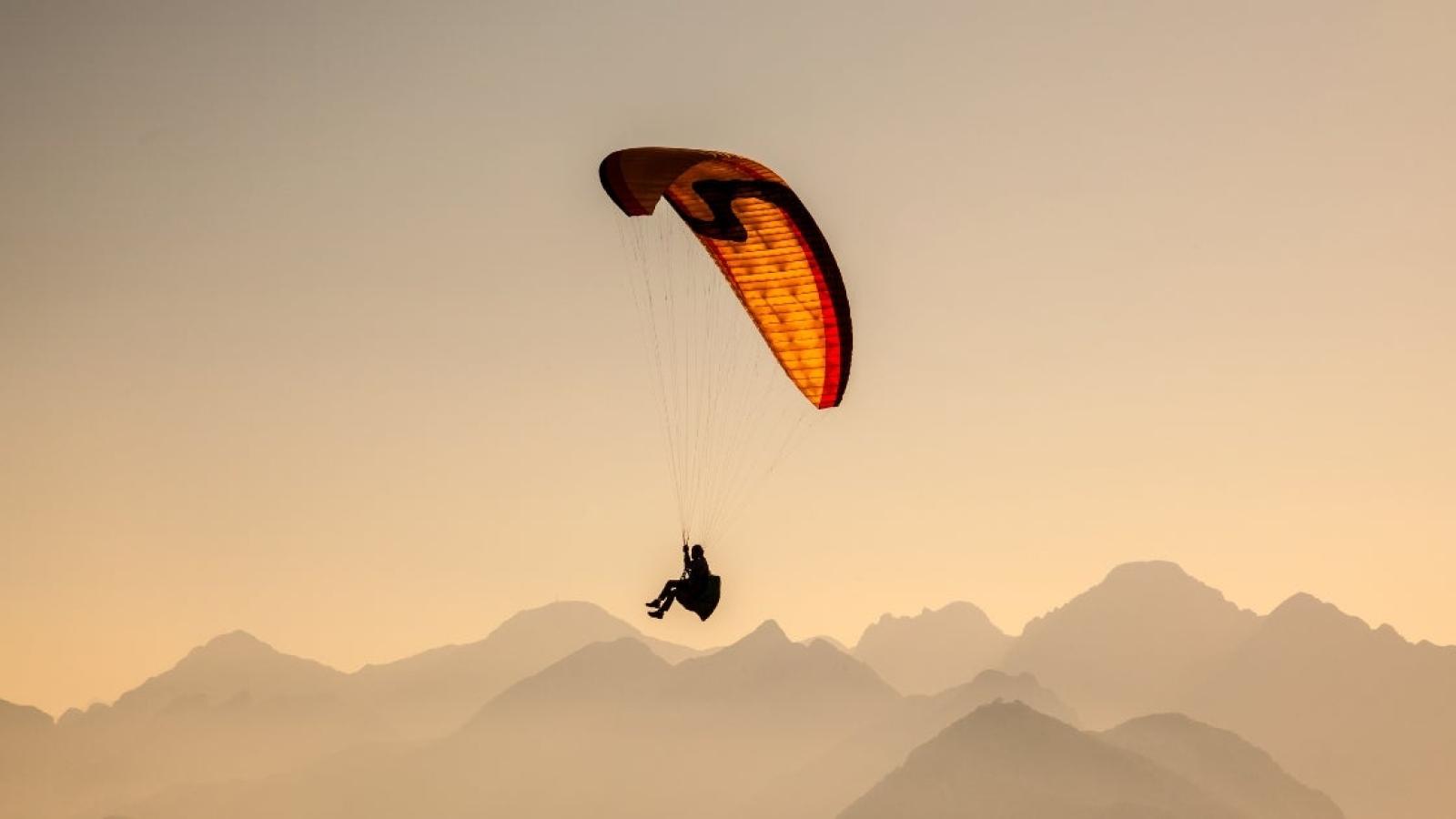 Un hombre sufre una caída mientras volaba en parapente y resulta herido grave en Cuenca