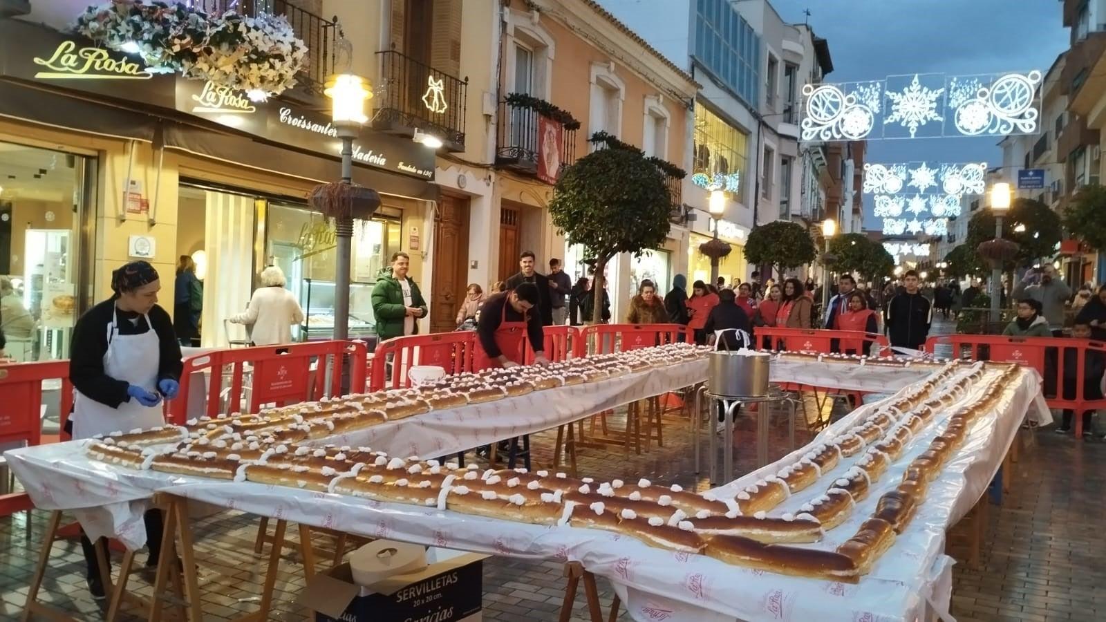 El roscón de Reyes más grande de C-LM mide 450 metros y se produce en La Pastelería La Rosa de Alcázar