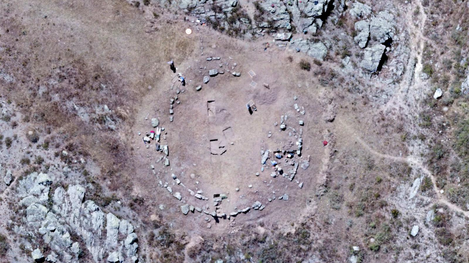 Descubren en Perú una plaza monumental de la época de las pirámides de Giza y Stonehenge