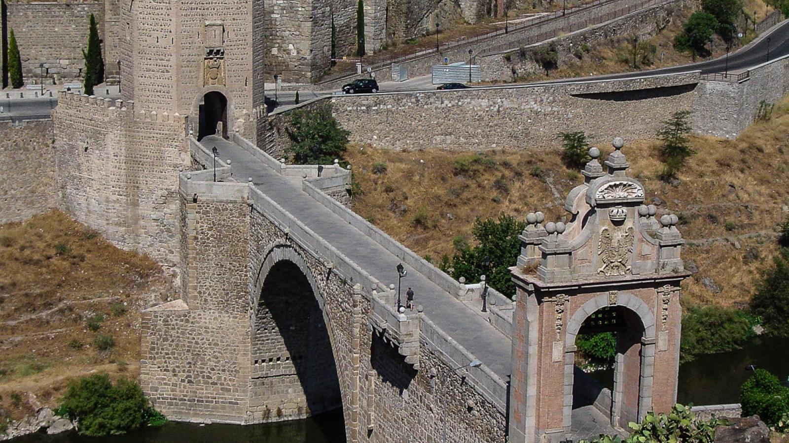 Una mujer intenta suicidarse tirándose desde el puente Alcántara de Toledo