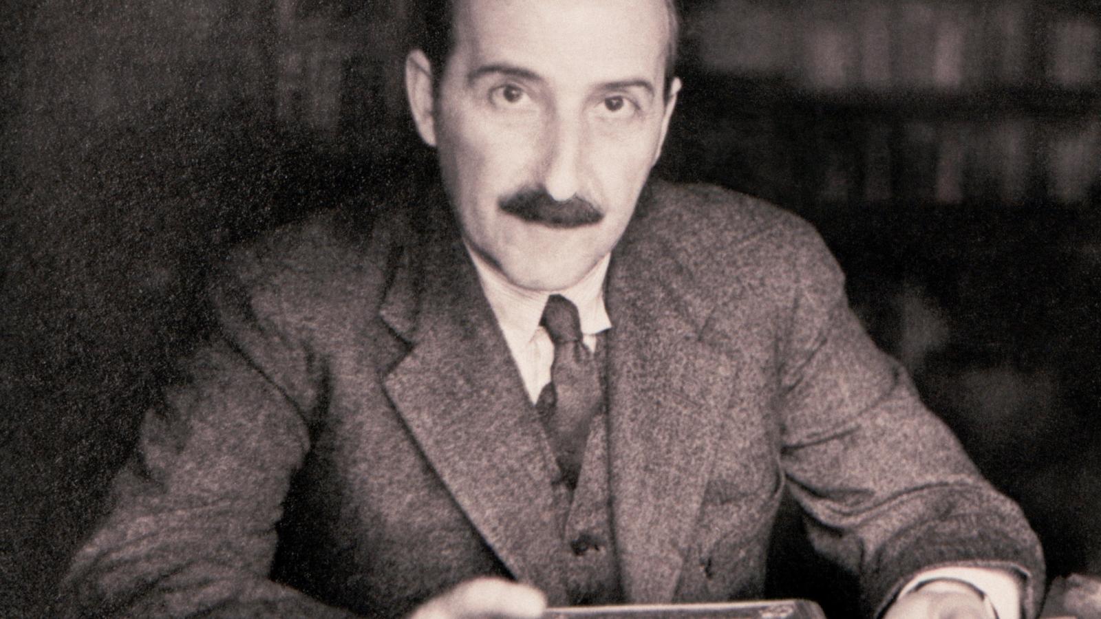 El escritor austriaco Stefan Zweig en una imagen de finales de los años 20 en su casa de Salzburgo. 