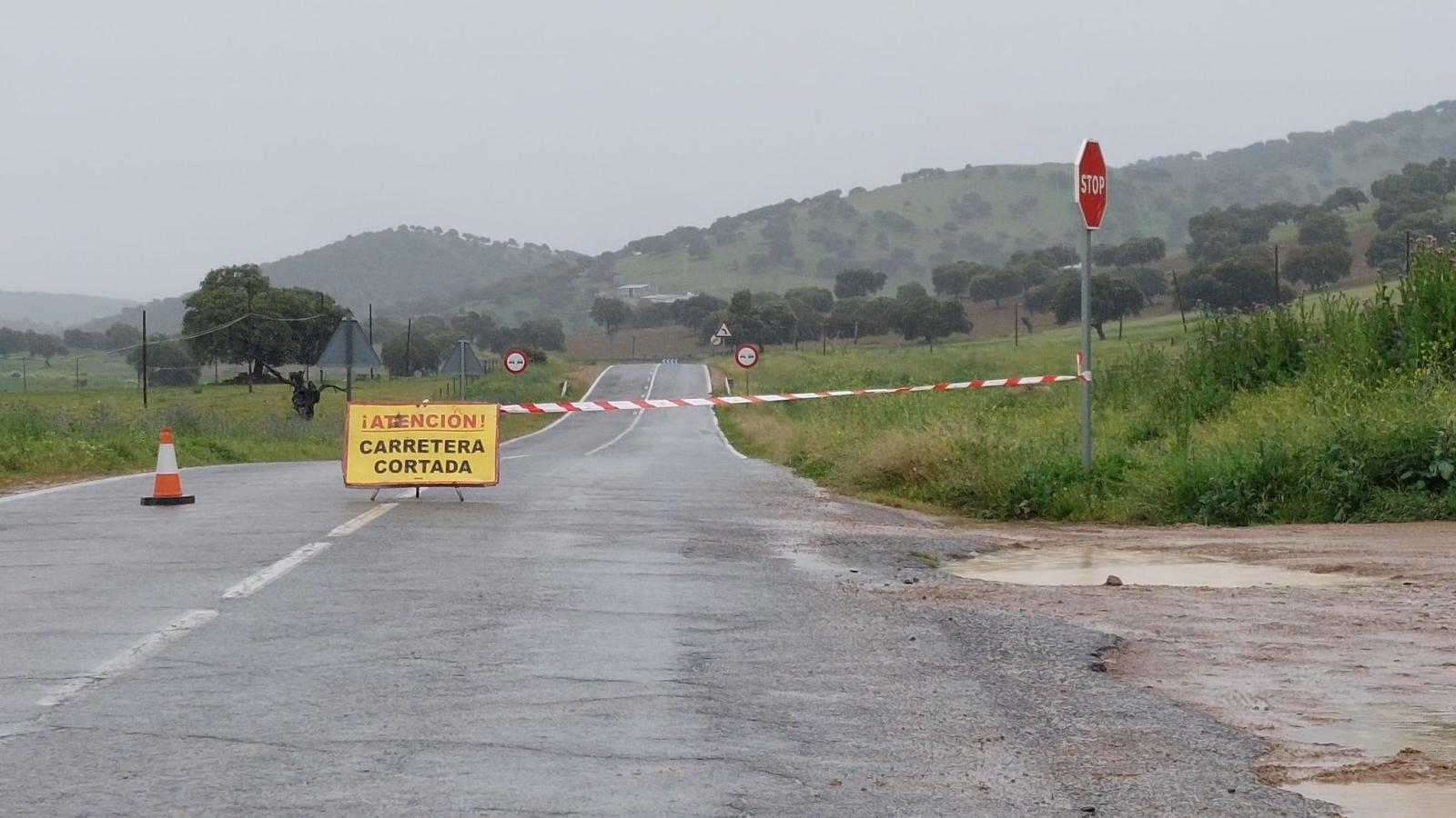 El desbordamiento de un arroyo provoca el corte de cuatro carreteras en Ciudad Real