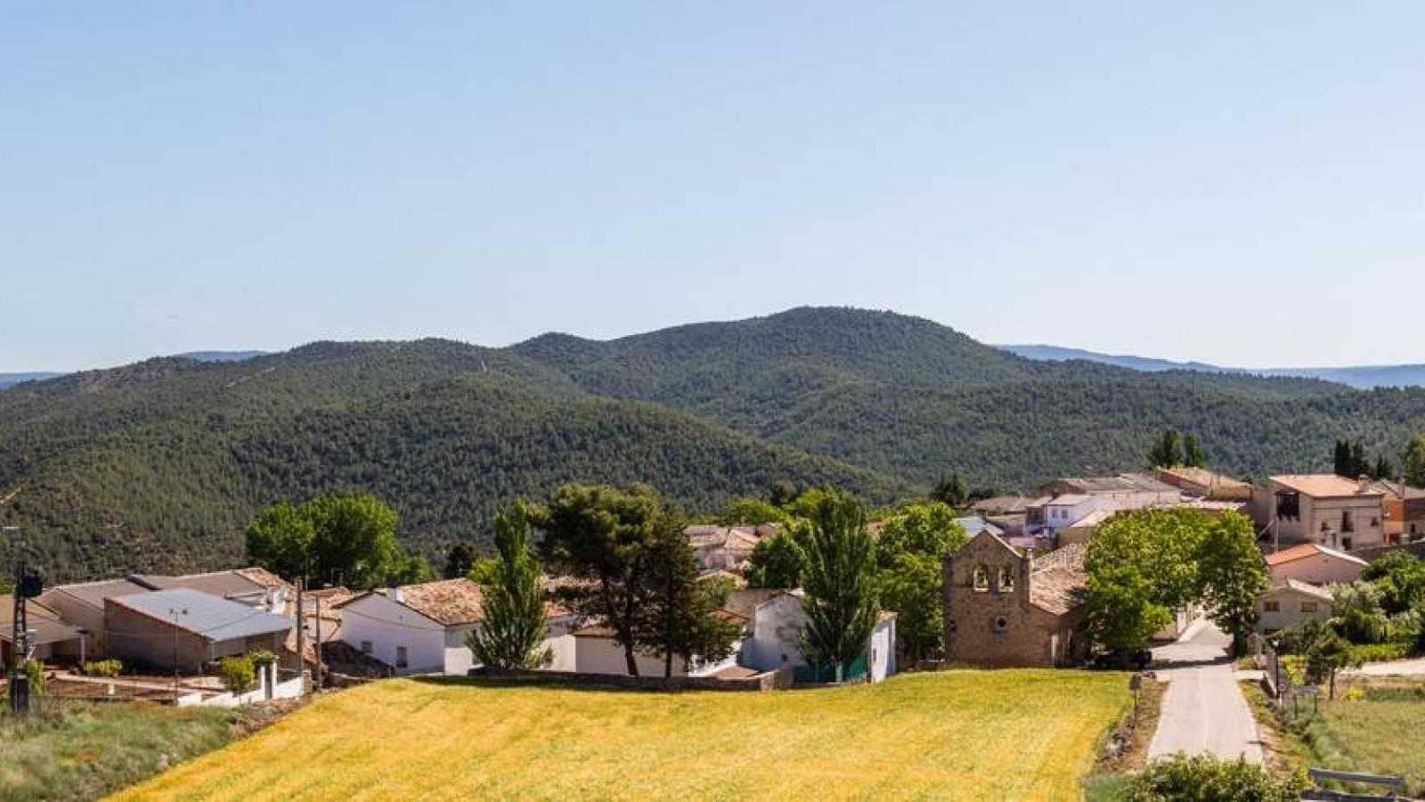 Este es el pueblo más pequeño de Cuenca, con 11 habitantes, bar, Iglesia y un pintor de renombre