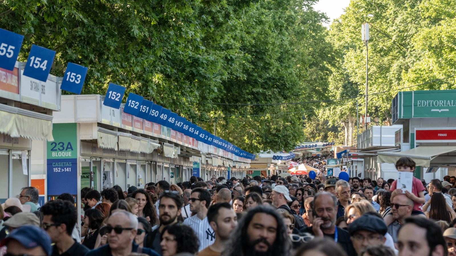 Los escritores que firman en la Feria del Libro de Madrid este fin de semana