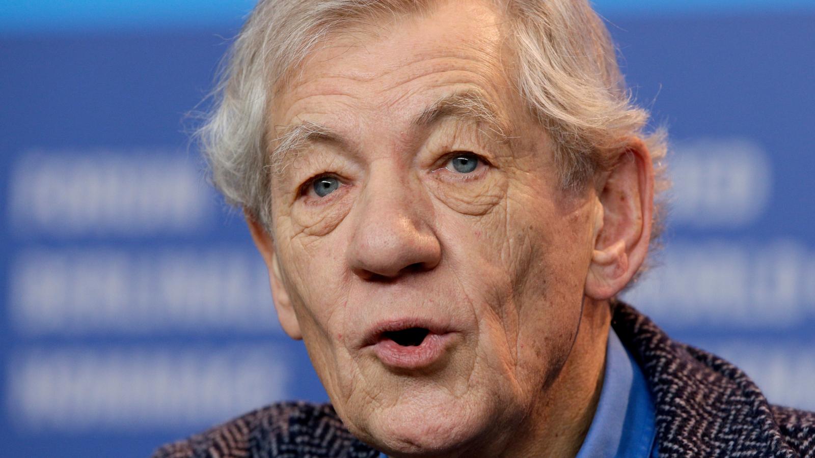 El actor Ian McKellen, Gandalf, hospitalizado tras una caída en el teatro de Londres