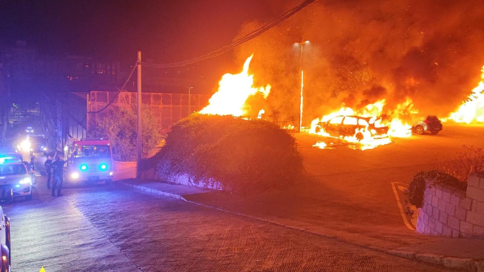 Cuatro coches calcinados en el incendio de un parking público de Puertollano (Ciudad Real)